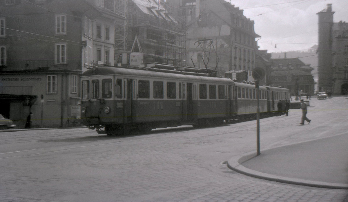 Als der Berner Kornhausplatz noch Endstation der Vereinigten Bern-Worb-Bahnen war. Triebwagen 41 mit Zug, im Jahre 1963. 