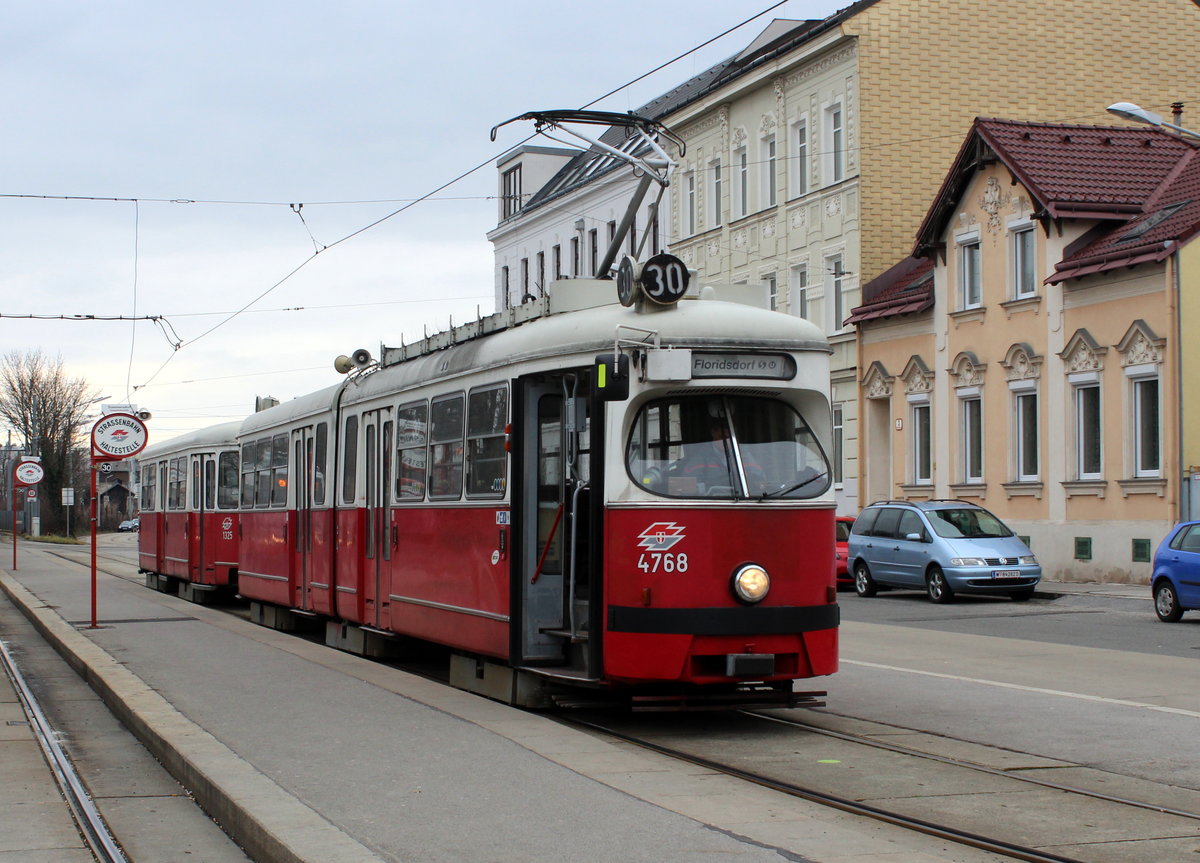 Als Bild 8000 auf BB habe ich ein Foto aus Wien gewählt, und zwar von einer E1+c4-Garnitur auf der SL 30 (E1 4768 (SGP 1971) + c4 1325 (Rotax 1974)) in der Endstation Stammersdorf. Aufnahmedatum: 15. Feber / Februar 2016. - Schon bei meinem ersten Besuch in Wien vom 25. August bis zum 1. September 1969 habe ich Fotos von den Gelenktriebwagen des Typs E1 (mit c2/c3-Beiwagen) gemacht. Damals waren diese Gelenktriebwagen ganz neu und modern, und die älteren Wagentypen wurden eher als Motive gewählt, weil die neuen Wagen ja noch viele Jahre in Betrieb sein würden. Und so wurde es: Noch im Feber und im März dieses Jahres habe ich E1 (mit Beiwagen der Typen c3 und c4 samt ohne Beiwagen) auf den folgenden Linien sehen und fotografieren können: O, 5, 6, 18, 25, 26, 30, 33, 43 und 49. - Aber bald ist Schluss: Die letzten, nicht mehr modernen Hochflurtriebwagen des Typs E1 werden voraussichtlich 2017 ausgemustert.