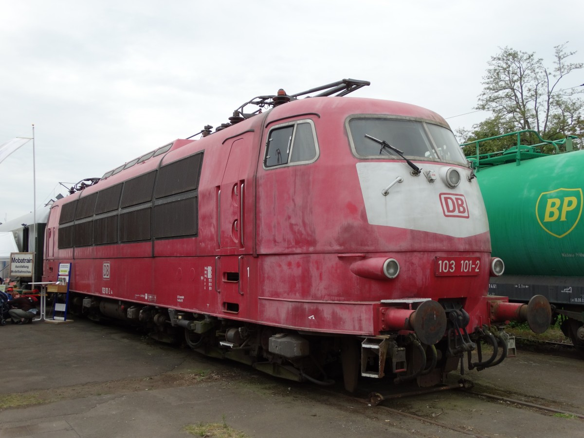 Als Dauerleihgabe von DB Fernverkehr steht 103 101-2 in Darmstadt Kranichstein. Hier am 16.05.15. Beim Sommerfest im DB Museum Koblenz wird Sie am 14.06.15 auch zum 50 Jahre BR 103 Jubiläum kommen. 