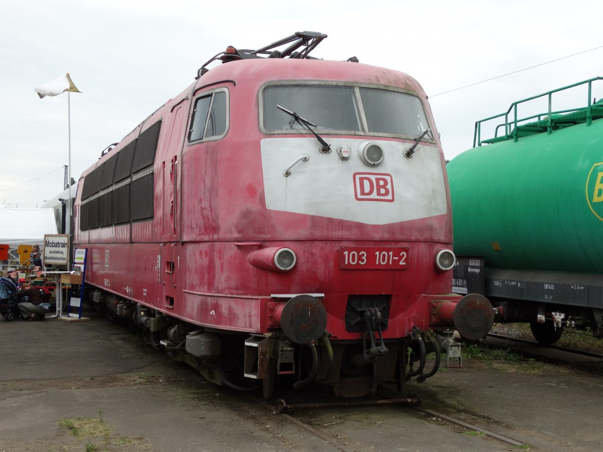 Als Dauerleihgabe von DB Fernverkehr steht 103 101-2 in Darmstadt Kranichstein am 16.05.15 