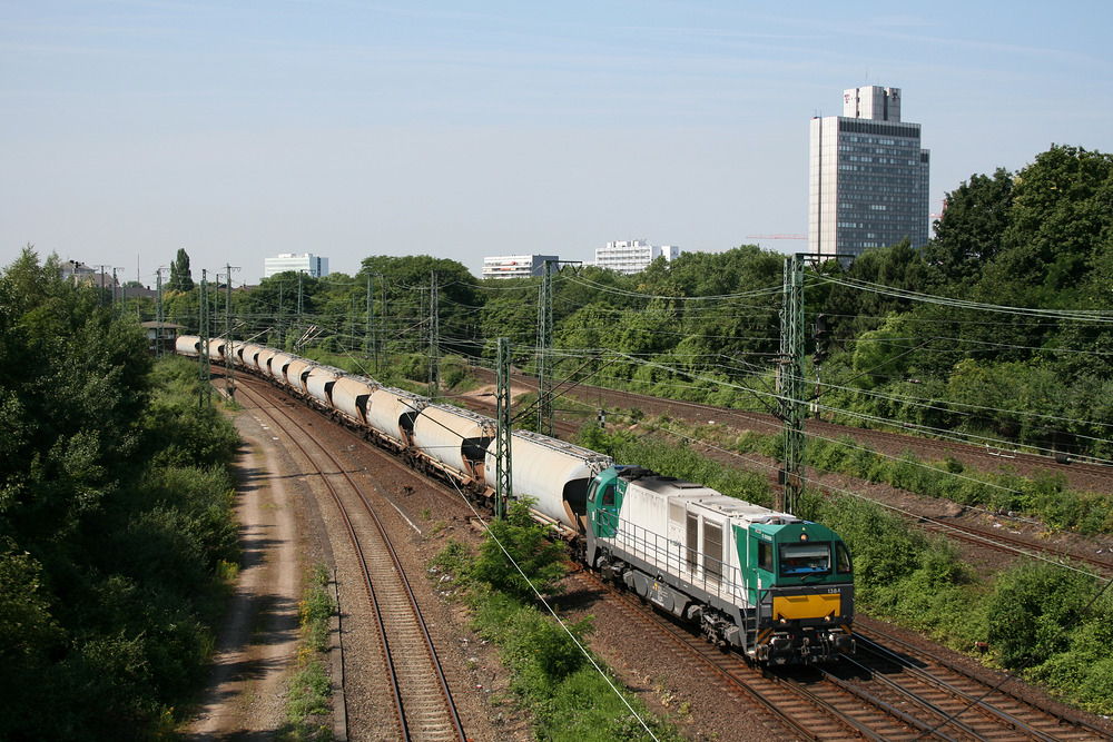 Als DH 58 war diese asymetrische G2000 leihweise bei der HGK im Einsatz.
Am 26.06.2010 von der Fußgängerbrücke zwischen Herkulesberg und Mediapark abgelichtet.
Die Gleisanlagen sind Teil des Bahnhofs Köln West.