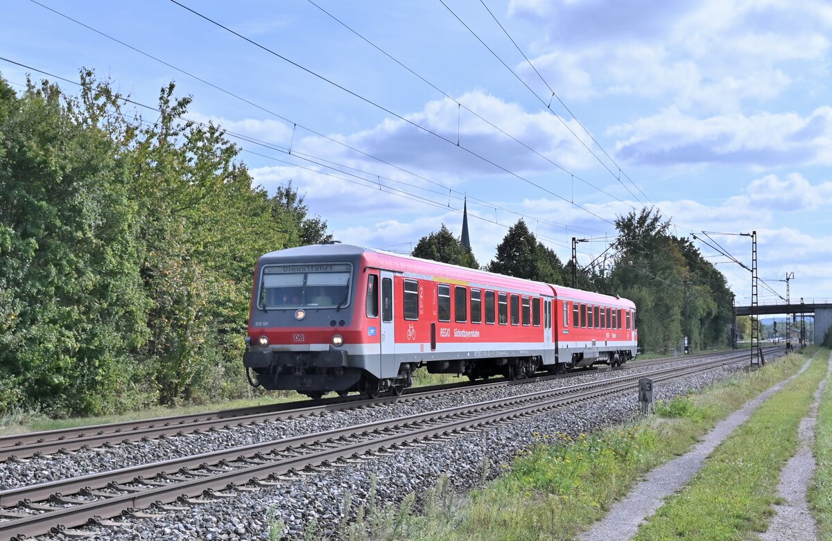 Als Dienstfahrt kommt der 928 581 bei Thüngersheim gen Karlstadt gefahren. 28.9.2021