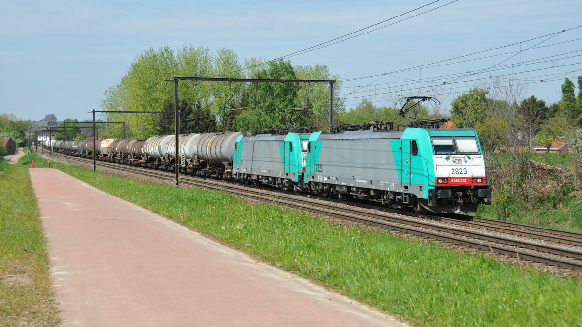 Als Doppeltraktion ziehen 186 215 und 186 221 alias 2823 und 2829 einen langen Kesselwagenzug Richtung Aachen-West. Hier aufgenommen am 06/05/2017 in Hoeselt.