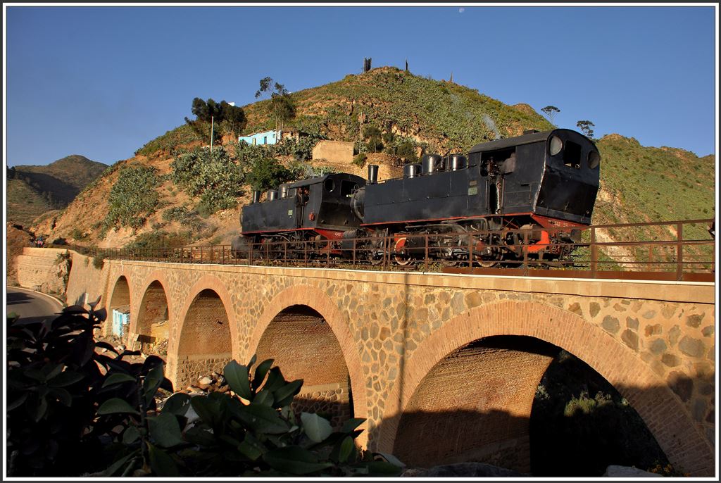 Als doubleheader werden 442.59 und 442.55 einen GmP nach Asmara ziehen. Arbaroba. (10.12.2014)