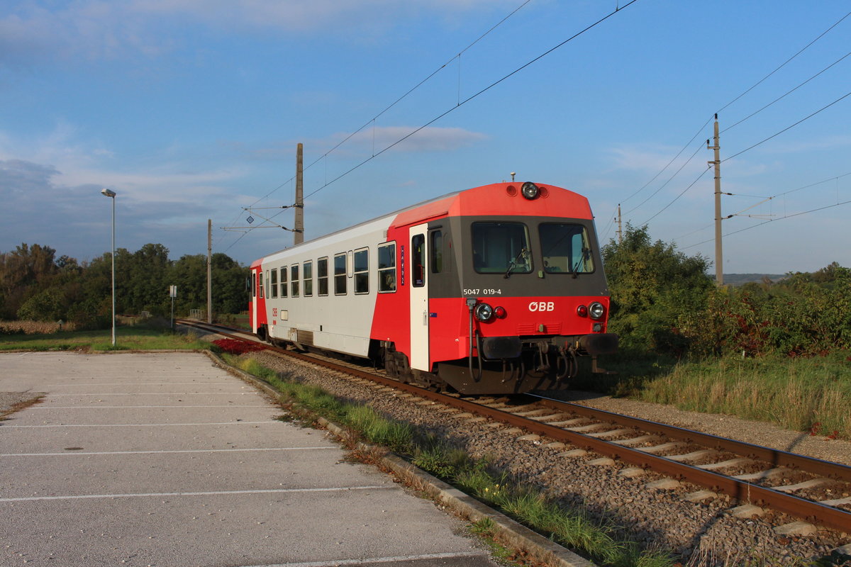 Als E6249 von Krems an der Donau nach Horn NÖ verlässt am 19.10.2020 der 5047 019 den Bahnhof Hadersdorf am Kamp in Richtung des malerischen Kamptals.
