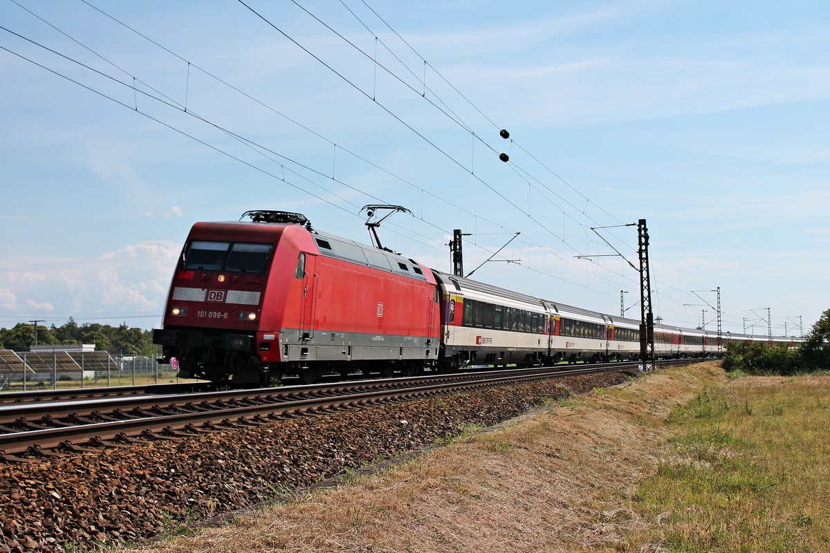 Als EC 6 (Interlaken Ost - Hamburg Altona) fuhr am Nachmittag des 03.06.2020 die 101 096-6 mit ihren SBB-Wagen, welche sie seit Basel SBB bespannte, nördlich von Waghäusel über die KBS 700 in Richtung Mannheim.