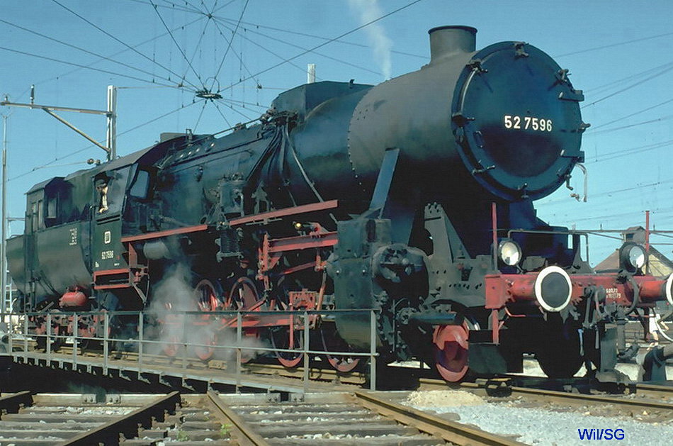 Als die EFZ Dampflok 52 7596 (WLF 1944) noch einen Kabinentender(österreichische Bauart)hatte.Hier 1979 auf der Drehscheibe in Wil/SG. Archiv P.Walter