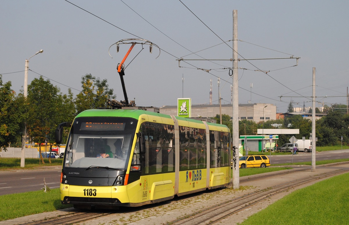 Als eines der jüngsten Fahrzeuge der Straßenbahn Lemberg nähert sich am prosp. Chervonoi Kalyny der  Electron  1183 der Haltestelle Rynok Shurav. (29.08.2018)