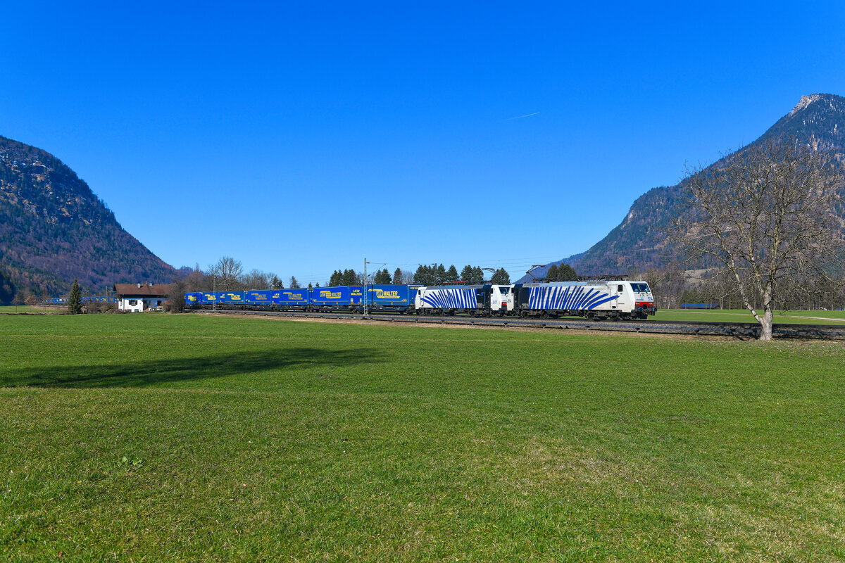 Als einheitlich blaues  Zebra-Tandem  präsentierten sich am 25. Februar 2024 die 189 914 und 917 vor dem DGS 43115 nach Verona Quadrante Europa. Bei Niederaudorf im Inntal konnte ich den fast einheitlich mit Aufliegern der Spedition LKW Walter beladenen KLV-Zug auf seinem Weg südwärts aufnehmen. 