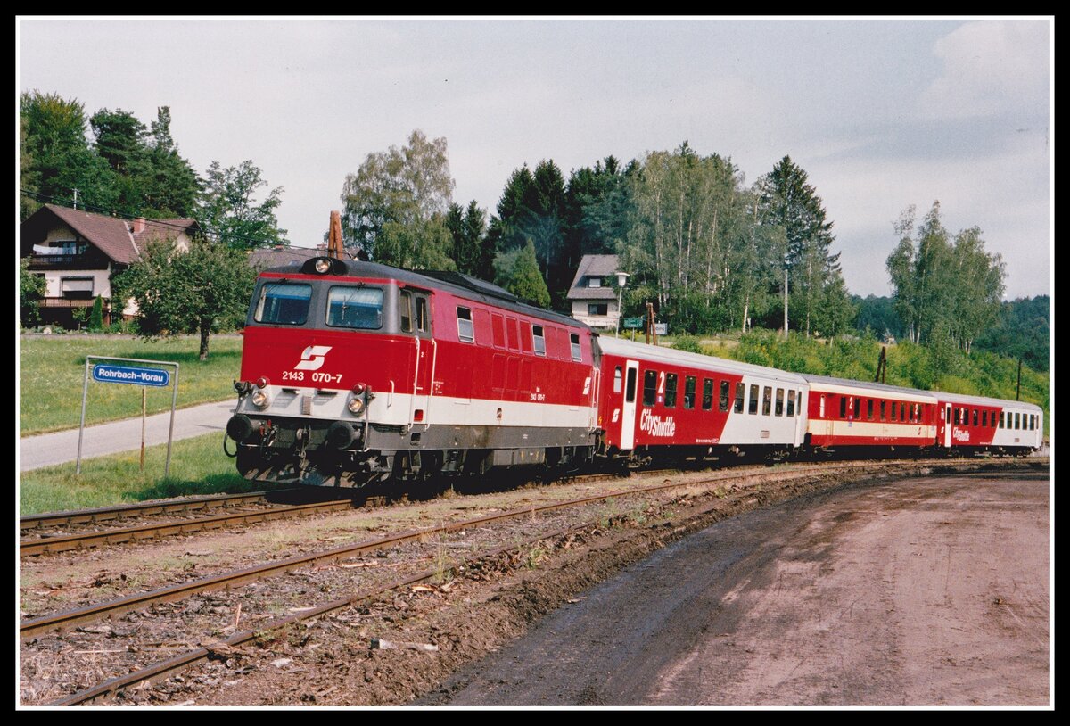 Als einizge durchgehende Verbingung zwischen Wr.Neustadt und Graz über die Aspangbahn, Wechselbahn, Thermenbahn und steirische Ostbahn war das Zugpaar der  Oststeirer  unterwegs. Er war auch der einzige Namenszug auf dieser Strecke. Im Bild ist 2143 070 mit E2701 am 11.07.2002 im Bahnhof Rohrbach - Vorau zu sehen.