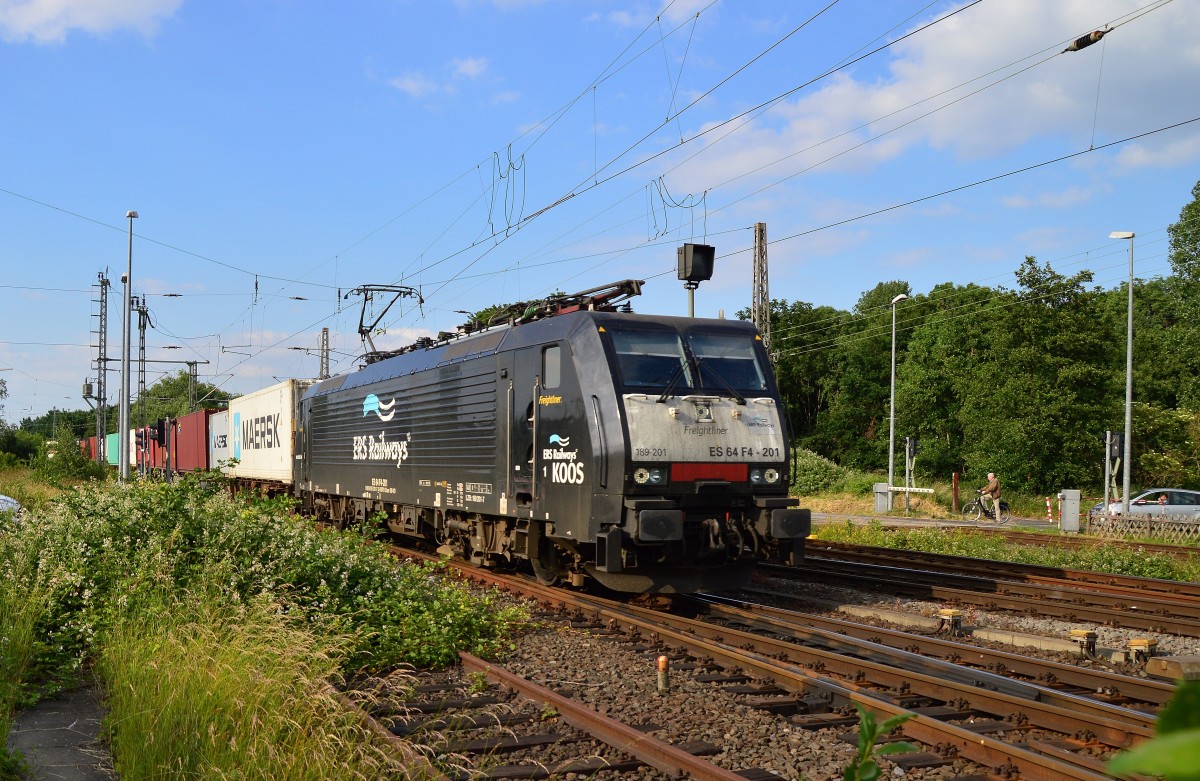 Als einziger Güterzug in zwei Stunden des fotografierens kommt die ERS 189 201 aus Richtung Rheydt durch Grevenbroich zu fahren. 9.6.2015