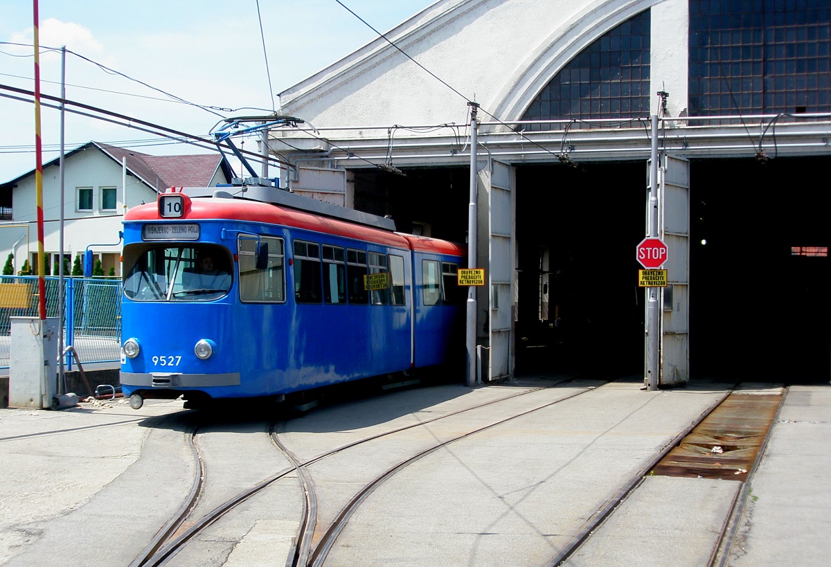 Als Ergänzung für durch Unfälle oder Kriegshandlungen zerstörte Tatrawagen erwarb die Straßenbahn Osijek einige Duewag-Sechsachser aus Mannheim, am 21.05.2009 steht der Tw 9527 vor dem Depot
