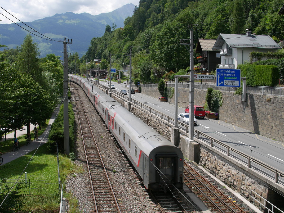 Als Ergänzung zu den Bildern ID 962955, 962956 hier der Nachschuss auf die russischen Wagen des wöchentlich verkehrenden  Russenzug  (ohne angezeigte Zug-Nr.) Nizza - Genua - Mailand - Verona - Innsbruck - Linz - Wien - Warszawa (Warschau) - Brest - Minsk - Smolensk - Moskau (Gesamtfahrzeit ca. 47 Stunden); Zell am See, 24.07.2016
