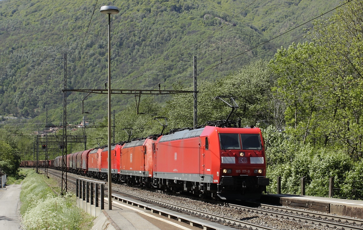 Als Ergänzung zur Diskussion über Mehrfachtraktionen (Bild von Walter Ruetsch von 3 Re 485 in Singen): 185 117/129/102/137 durchfahren am 06.05.2019 auf dem Weg nach Norden Mezzovico an der Monte Ceneri-Strecke (Anmerkung: Insgesamt sind mir bei meinen eher seltenen Schweizbesuchen insgesamt dreimal 185-Vierfachtraktionen am Gotthard - alle Richtung Norden - vor die Linse gekommen)