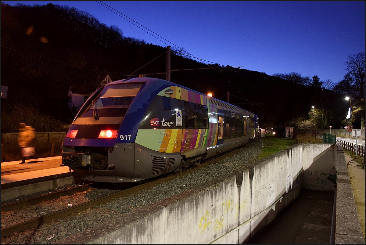 Als Ergnzung zu Herrman-Josef Weinrichs Bildern dieser Zge als Straenbahn in Mhlhausen. Vorgesehen war, die Strecke bis Kruth im Thurtal zu elektrifizieren. Weil die Finanzierung nicht ausreichte, muss in Thann (Gare) in den Blauwal X73917 umgestiegen werden, hier beim Halt in Thann-St. Jacques. November 2016.
