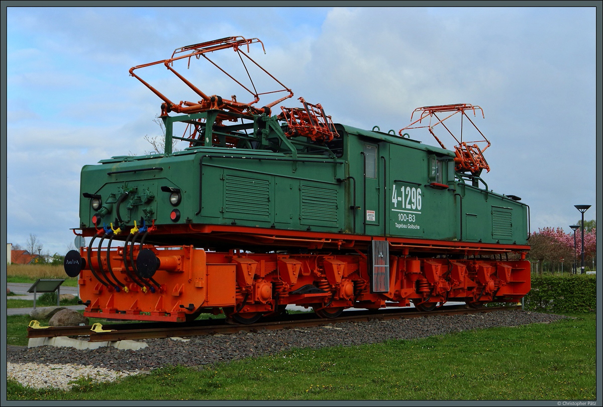 Als Erinnerung an den ehemaligen Tagebau Goitzsche steht die El 2 4-1296-100-B3 des BKK Bitterfeld am Seeufer bei Bitterfeld. (23.04.2017)