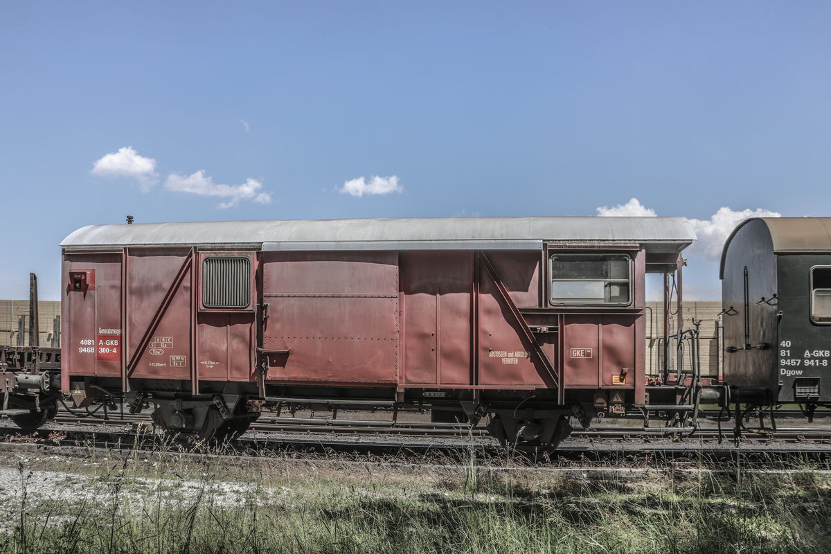 Als Ersatz- Energieversorger für die Doppelstockzüge hatte der  Generatorwagen   schon länger keine Arbeit mehr. 
Zu meiner Freude findet er Verwendung als Bremse im Bahnhof Preding an diesem heißen13.06.2019