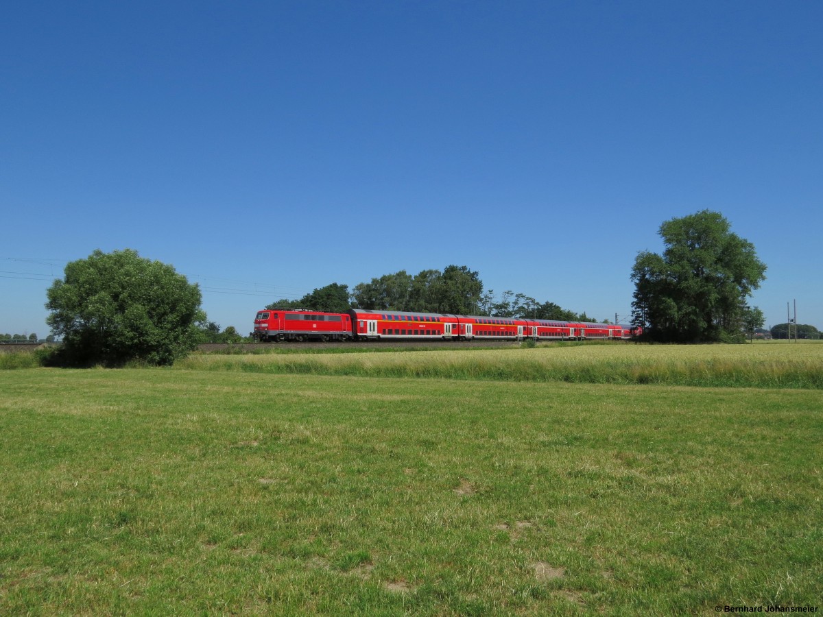 Als Ersatz fr eine 146er bringt 111 014 einen RE 1 nach Aachen. Das Bild entstand bei Scharmede. Juli 2015