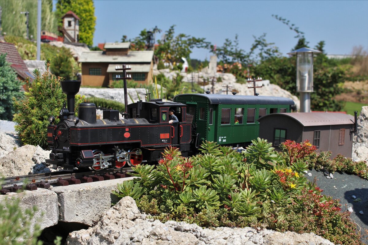 Als Ersatz für einen defekten 5090 fuhr die U43 der Wildbacher Lokalbahn mit einem Personenwagen von Brunn am Berg nach Garting und steht hier in Untermühlen bereit zur Weiterfahrt.
Bild vom 14.8.2023
