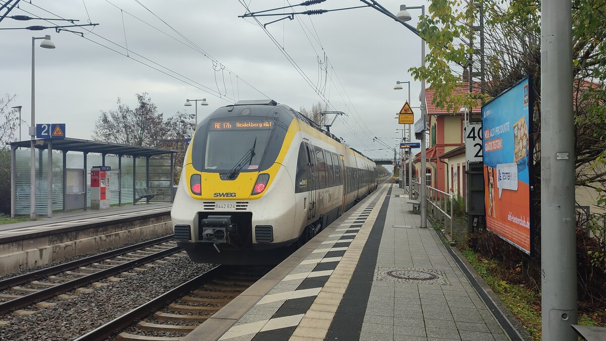 Als Ersatz für die entfallende Linie RE73 verkehrt die Linie RE17b wieder über Bad Schönborn-Kronau und Wiesloch-Walldorf hinaus bis nach Heidelberg Hbf.
So auch hier im Bild die BR 8442 der SWEG Bahn Stuttgart als RE17b (19642) nach Heidelberg Hbf bei seinem Zwischenhalt in Bad Schònborn-Kronau auf Gleis 1.
Aufgenommen am 26.11.2023 um 08:44 Uhr.