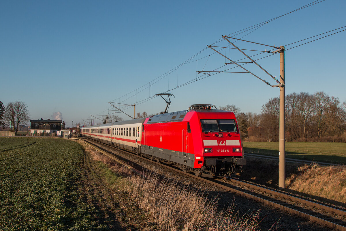 Als Ersatz für den IC 2273 ist 101 063-6 mit dem IC 2893 in Richtung Dresden unterwegs. Fotografiert am 27.02.2022 in Gragetopshof bei Rostock. 