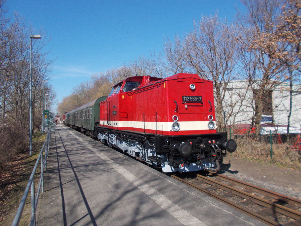 Als Ersatz für den Stammtriebwagen VT650 032 ist momentan die PRESS 112 565 zusammen mit der MTEG 112 425,im Sandwich zwischen Bergen/Rügen und Lauterbach Mole,im Einsatz.Aufnahme auf dem ungewohnt leeren Bahnsteig in Lauterbach Mole.