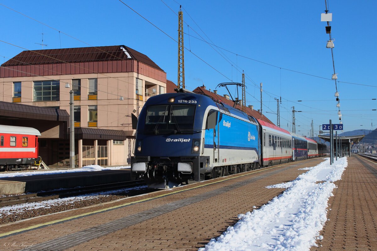 Als Ersatzzug für den RJ533 fährt am 20.1.2024 die 1216 233 mit fünf Klassen von Wien Hbf nach Lienz in Osttirol.
Hier verlässt der Schnellzug den Bahnhof Knittelfeld.