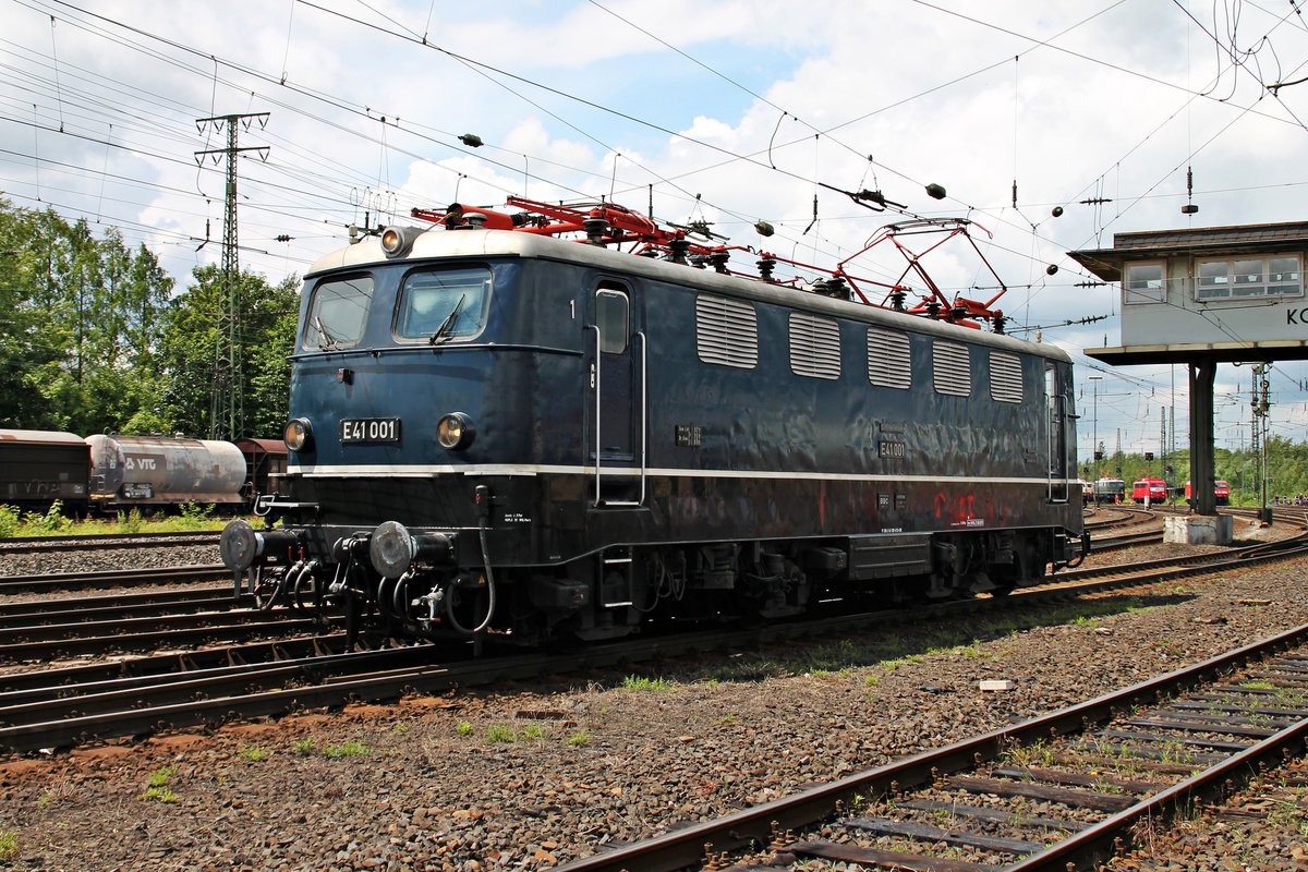 Als erste Einheitslok fuhr am 18.06.2016 das Geburtstagkind E41 001, welche in diesem Jahr 60 Jahre alt geworden ist, vor das Publikum auf der Fahrzeugparade des Sommerfestes vom DB Museum in Koblenz Lützel.