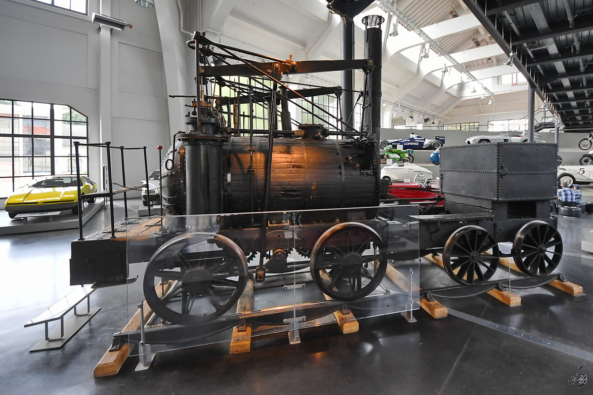 Als erste gebrauchsfähige Dampflokomotive der Welt gilt die 1814 gebaute  Puffing Billy . Im Verkehrszentrum des Deutsches Museums München ist ein Nachbau der Zentralwerkstätte der Bayerischen Staatsbahnen aus dem Jahr 1906 zu sehen. (August 2020)
