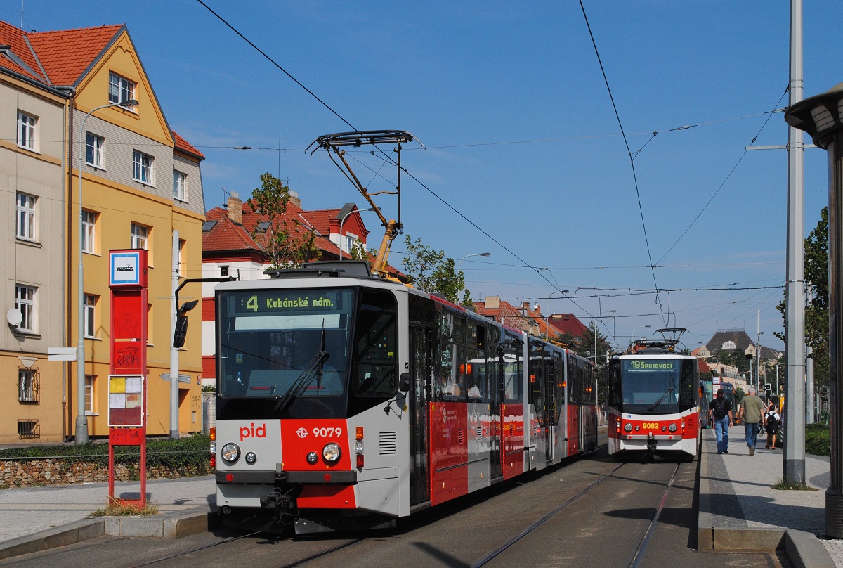 Als erster Wagen der Prager Straßenbahn erhielt im Juni 2022 der KT8D5RN2 9079 das neue schachbrettartige Design des Verkehrsverbundes  PID , während sich im Hintergrund der Tw.9062 noch im herkömlichen Farbkleid präsentiert. (ul. V Olsinach, Hst. Prubezna, 06.09.2022)