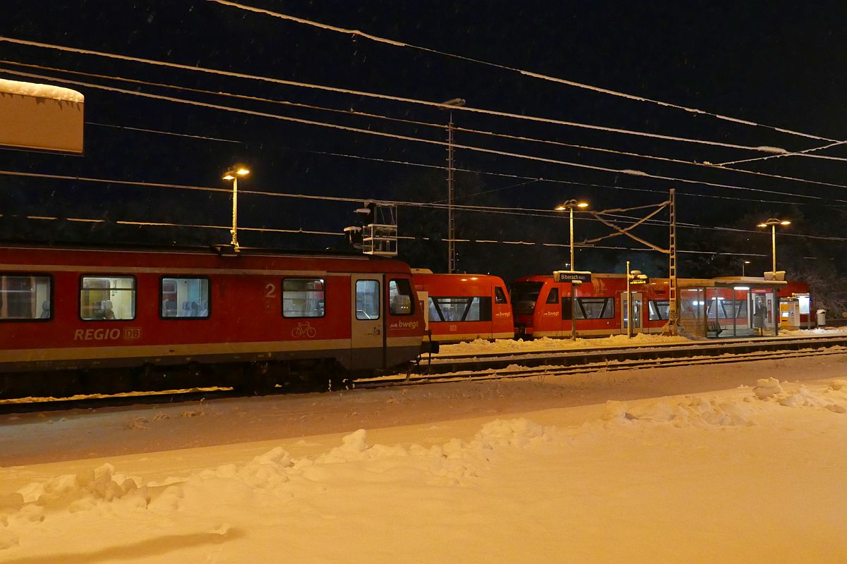 Als es am 14.01.2021 in Süddeutschland den ganzen Tag schneite und die Bahnsteige teilweise bzw. nicht geräumt waren (||) - Auf Grund einer witterungsbedingten Verspätung des RE von Stuttgart nach Lindau Insel dürfen im Bahnhof von Biberach/Riß die beiden Triebwagen der Baureihe 650 im Hintergrund ihre Fahrt als RB von Ulm nach Sigmaringen erst verspätet fortsetzen.
