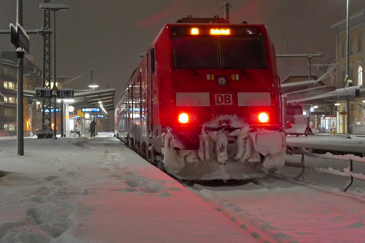 Als es am 14.01.2021 in Sddeutschland den ganzen Tag schneite und die Bahnsteige teilweise bzw. nicht gerumt waren (|) - 245 007 mit den Wagen des RE 5 / RE 4225 von Stuttgart nach Lindau Insel im Bahnhof von Friedrichshafen.