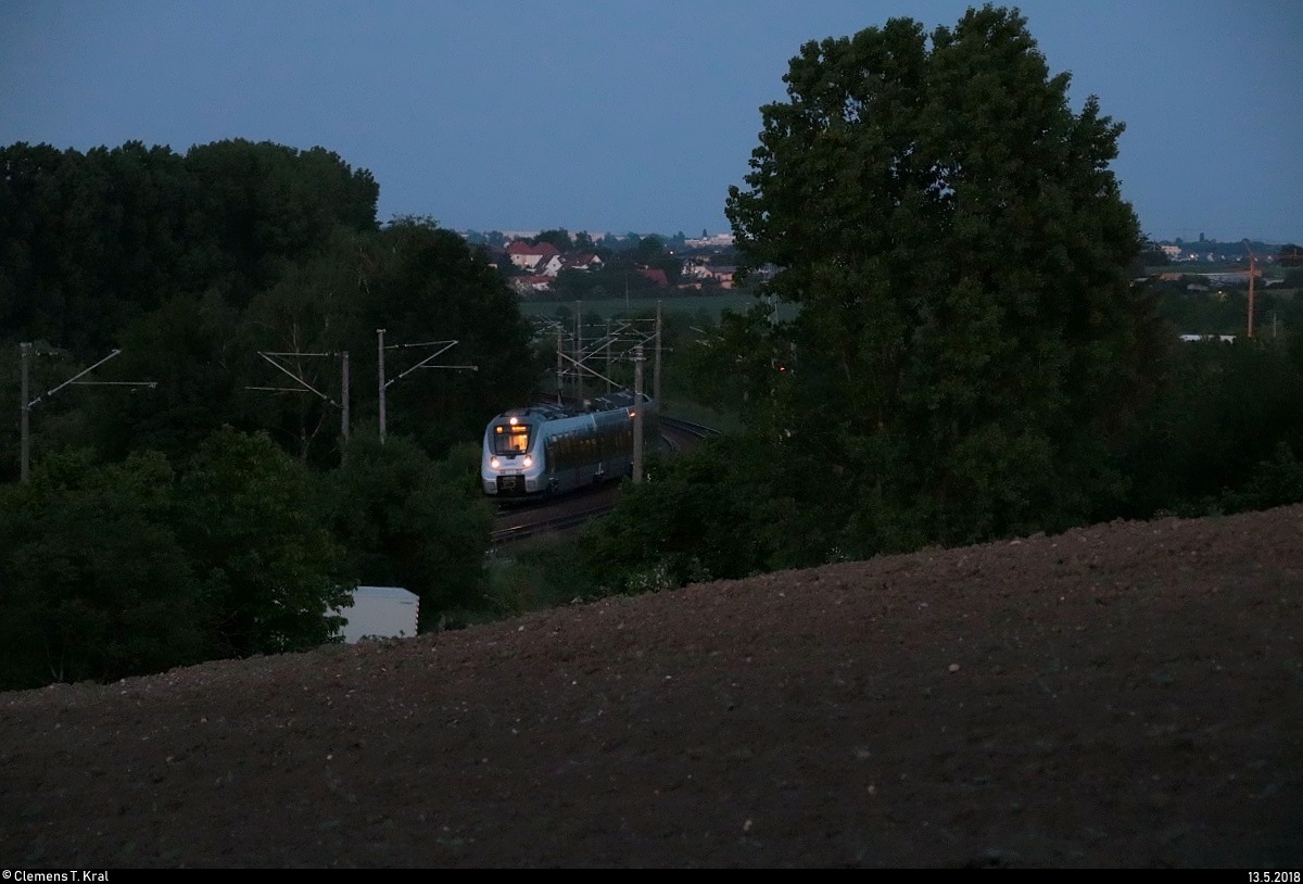 Als es dunkel wird, erfolgt ein Schuss auf 9442 ??? (Bombardier Talent 2) von Abellio Rail Mitteldeutschland als RE 74718 (RE9) von Halle(Saale)Hbf nach Nordhausen, der in Zscherben auf der Bahnstrecke Halle–Hann. Münden (KBS 590) fährt. [13.5.2018 | 21:17 Uhr]
Ich habe versucht, das Bild in gesundem Maße zu entrauschen. Bild durchlief die Selbstfreischaltung.