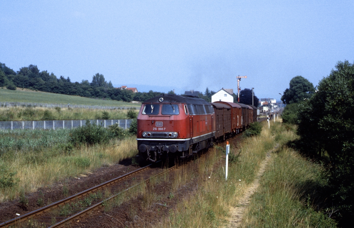 Als es noch eine Grenze quer durch Deutschland gab : 216 068 - brigens die erste 216, die spter  verkehrsrot  mit Ltzchen wurde - verlsst mit Dg nach Herzberg den DDR-Grenzbahnhof Ellrich (16.7.1986). 