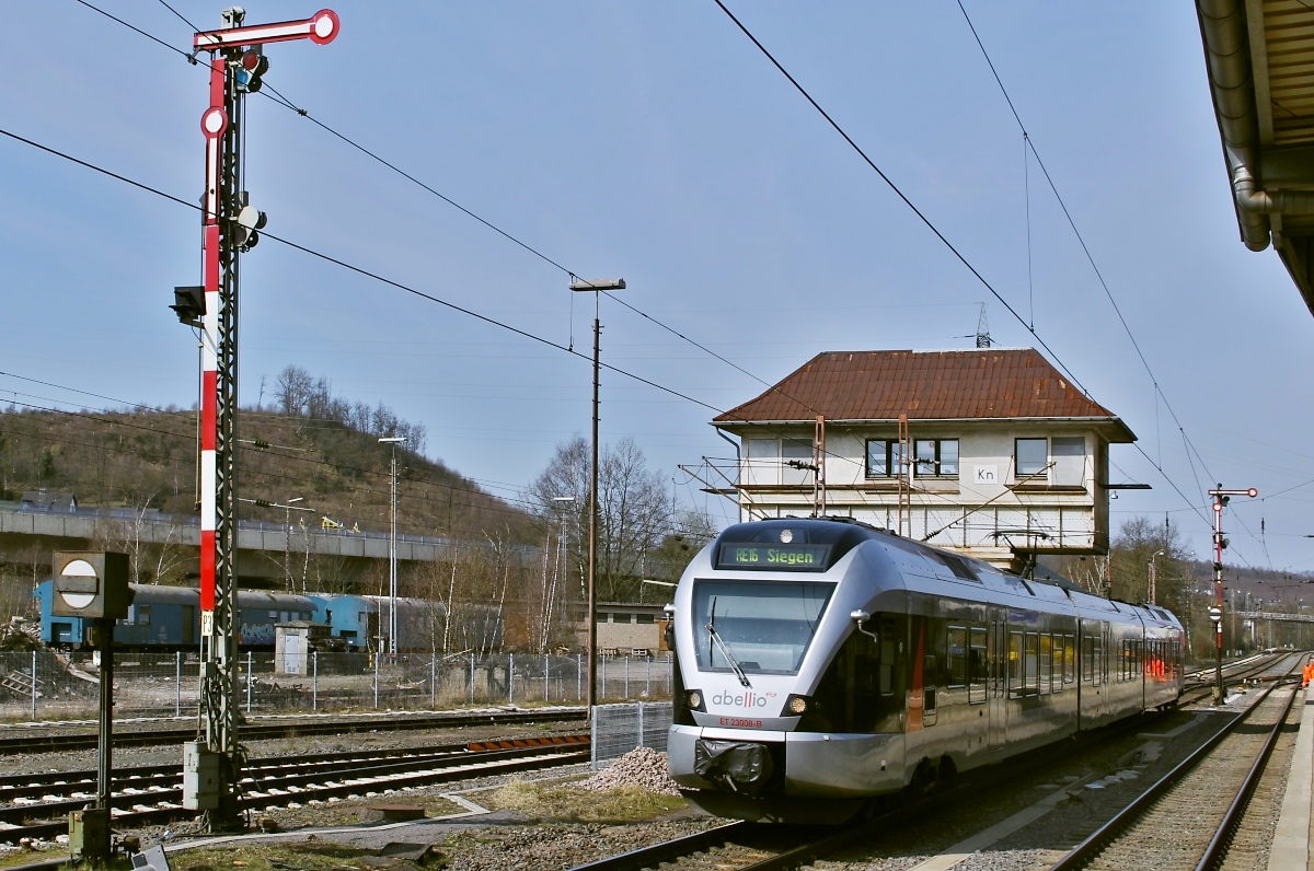 Als der ET 23008 von Abellio am 28.03.2014 in den Bahnhof Kreuztal einfährt, standen hier noch Formsignale. Leider wurden sie inzwischen entfernt.
