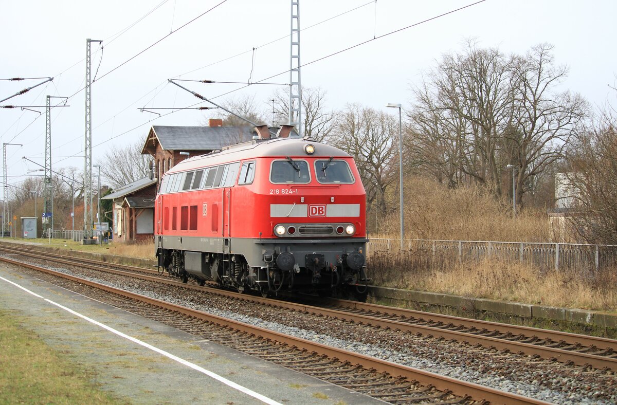 Als Fernverkehrshilfslok fungierte die 218 824, die einen IC oder ICE aus Binz abgeholt hatte. Arbeitsbedingt blieb es aber nur bei dem Bild der Lz Fuhre. Haltepunkt Teschenhagen, der 31.01.2022.
