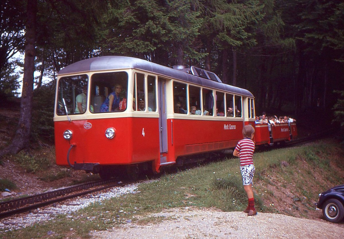 Als die Ferrovia Monte Generoso noch mit Diesel fuhr: Bhm3/4 4 mit seinem Zusatzwagen  in Bellavista. 23.Juli 1970 