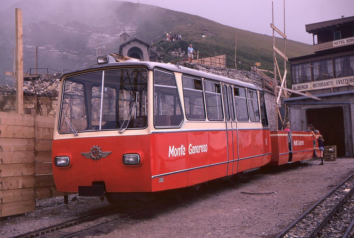 Als die Ferrovia Monte Generoso noch mit Diesel fuhr: Bhm 1/2 5 mit seinem Vorstellwagen auf dem Generoso, 23.Juli 1970