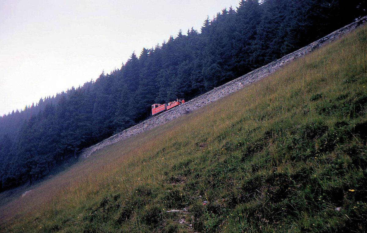 Als die Ferrovia Monte Generoso noch mit Diesel fuhr: Diesellok 2 mit dem offenen Personenwagen MG 2, unterhalb Monte Generoso, 23.Juli 1970