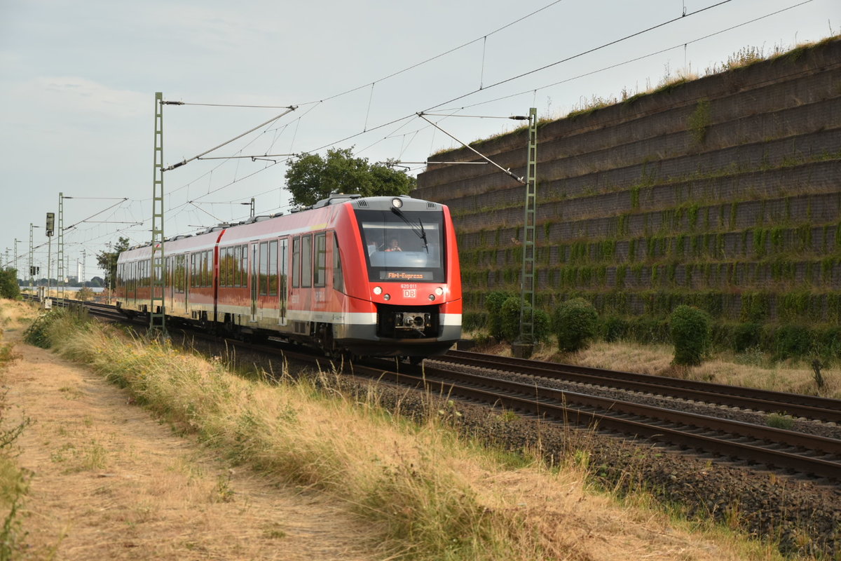 Als Flirt-Express ausgeschildert auf dem Zugzielanzeiger kommt der 620 011 bei Allerheiligen gen Neuss gefahren. 1.8.2018