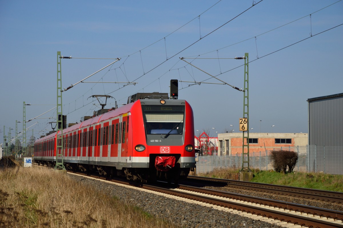 Als Führungsfahrzeug einer Doppeleinheit S11 ist hier der 423 192-4 auf dem Weg nach Bergisch Gladbach am Sonntag den 9.3.2014 bei Allerheiligen zu sehen.
