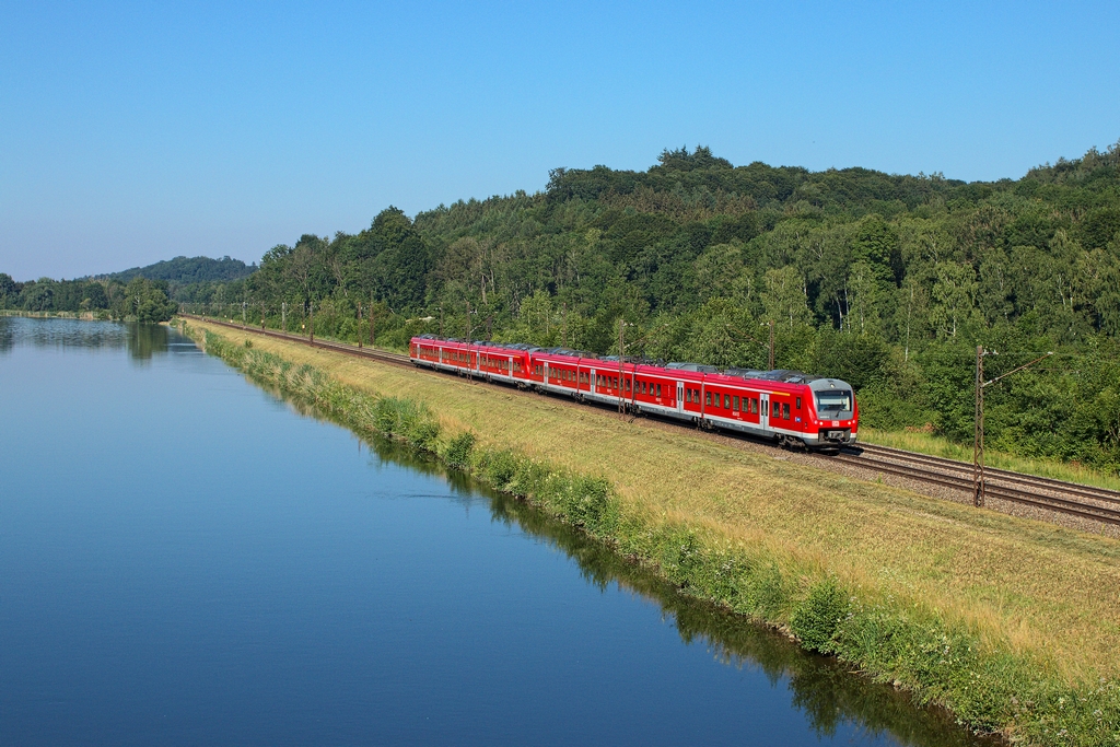Als Fugger-Express fahren die Coradia Continental der DB zwischen Ulm und München. Am 2.7.2015 führte 440 002 eine Doppeltraktion bei Günzburg Richtung Ulm