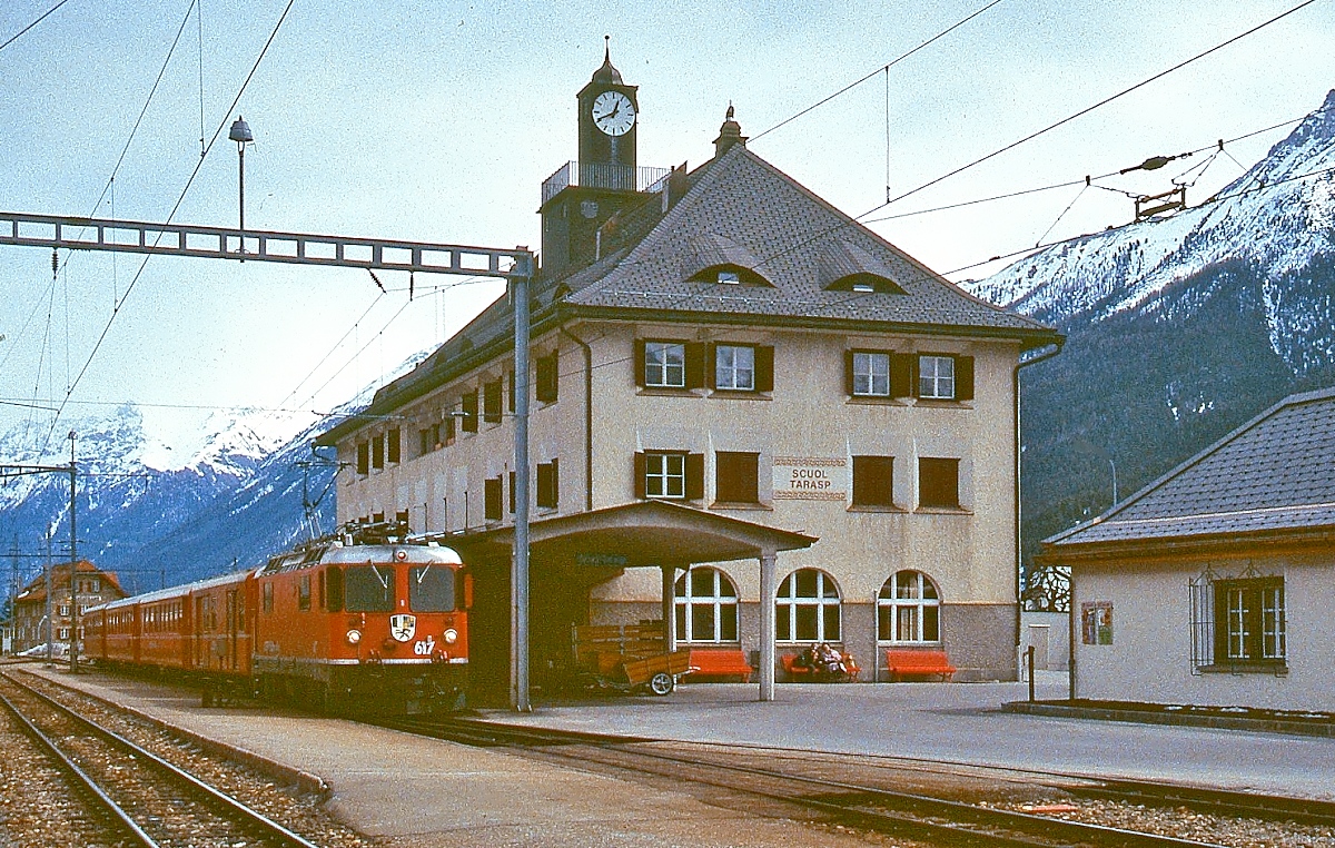 Als die Ge 4/4 II 617 im März 1996 im Bahnhof Scuol-Tarasp auf die Ausfahrt wartet, präsentiert sich der Bahnhof noch weitgehend in seiner ursprünglichen Form. 2009 wurde er saniert und erhielt u. a. auch ein Perrondach. 