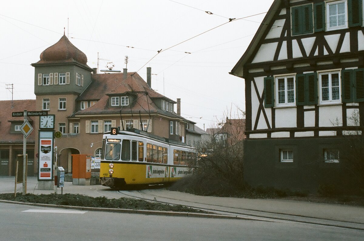Als Gerlingen zusammen mit seiner Stra�enbahn noch eine Seele besa�, wartete ein Stuttgarter Stra�enbahnzug der Linie 6 vor seiner Fahrt nach Echterdingen in der langen Stra�enbahnschleife der Stadt am Abend des 18.03.1984