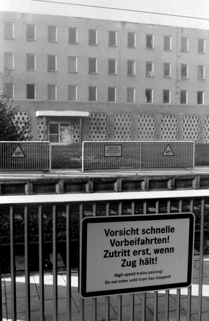 Als das graue Gebude im Hintergrund noch in Betrieb war, dachte hier niemand an  schnelle Vorbeifahrten . Am 14.10.2005 rauschen ICE-Zge mit 230 km/h durch den ehemaligen Grenzbahnhof Schwanheide (heute Haltepunkt mit berleitstelle) und vorbei am verlassenen Kontrollgebude.