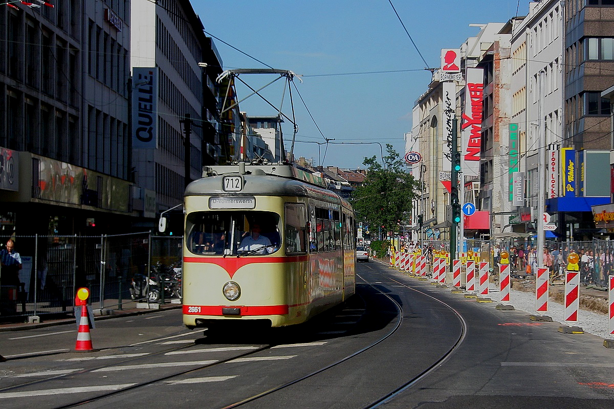 Als der GT8 2661 am 26.06.2008 durch die Düsseldorfer Schadowstraße fährt, wurden die Duewag-Achtachser noch planmäßig eingesetzt. Die Vorarbeiten für die Wehrhahnlinie haben aber schon begonnen.