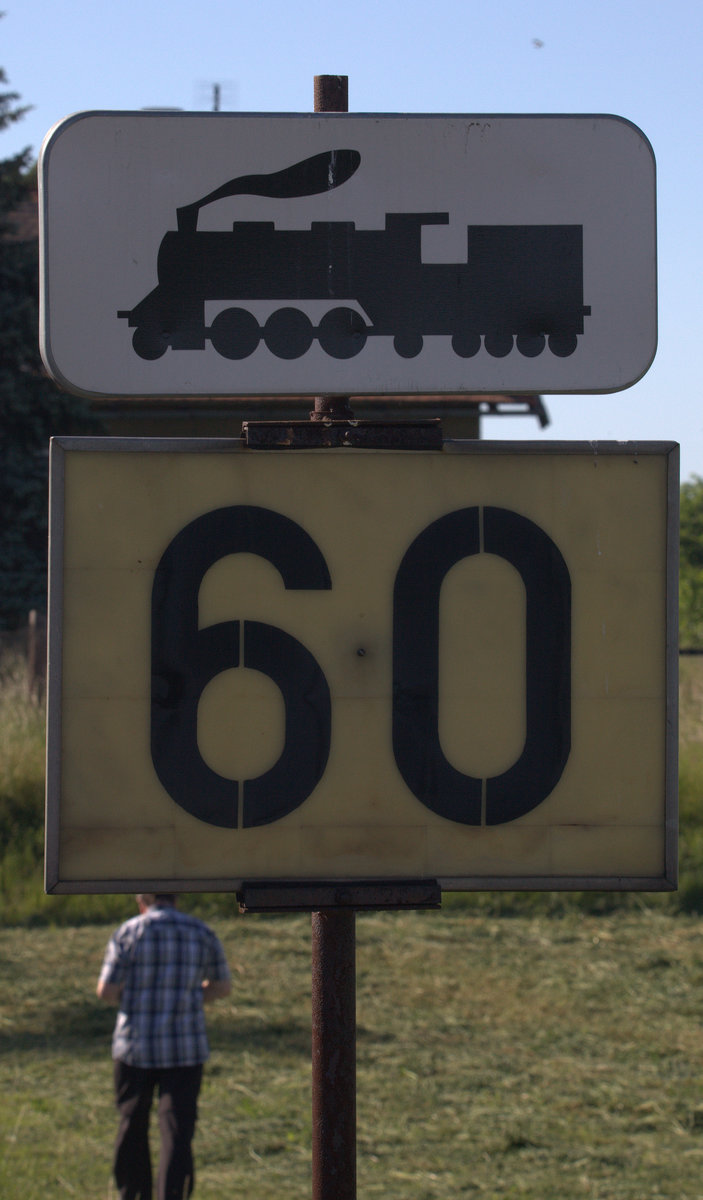 Als hätte es CD geahnt, hier wird mal eine Dampflok vorbeikommen, für selbige gilt dann die Höchstgeschwindigkeit 60 km/h. Nähe Louny, 27.05.2017 17:14 Uhr.