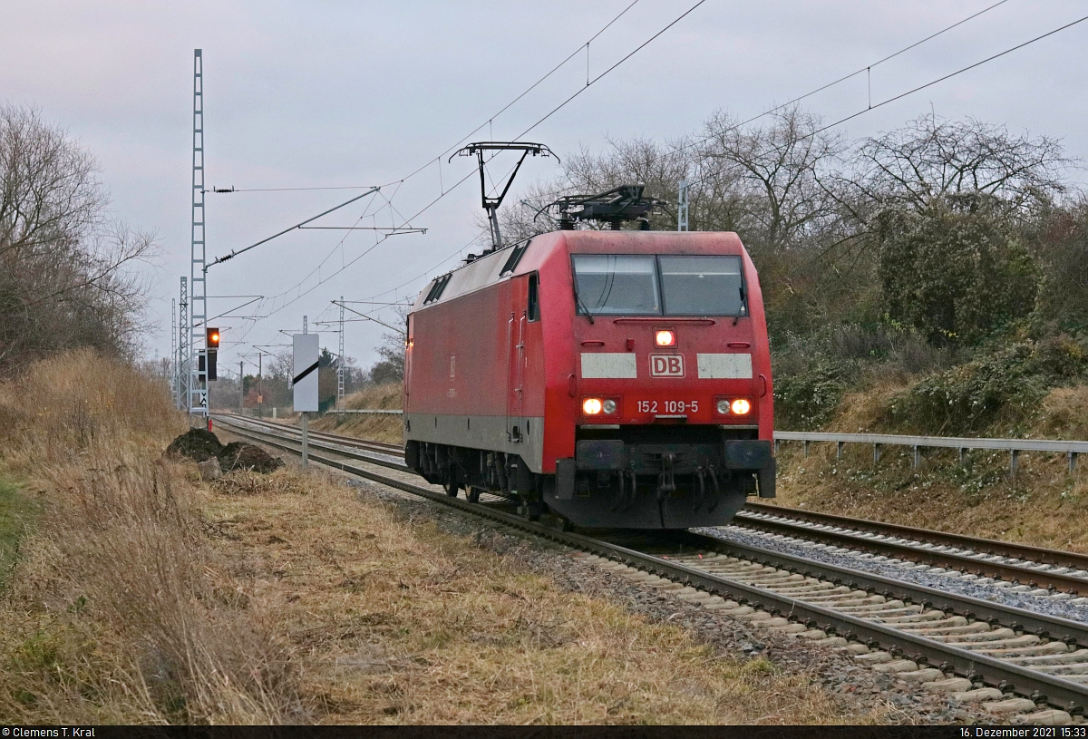 Als hätte man die 152 109-5 vergessen, eilt sie in Zscherben nach etwa 7 Minuten einem gemischten Gz mit einer 152 (Siemens ES64F) Richtung Sangerhausen hinterher.

🧰 DB Cargo
🚩 Bahnstrecke Halle–Hann. Münden (KBS 590)
🕓 16.12.2021 | 15:33 Uhr