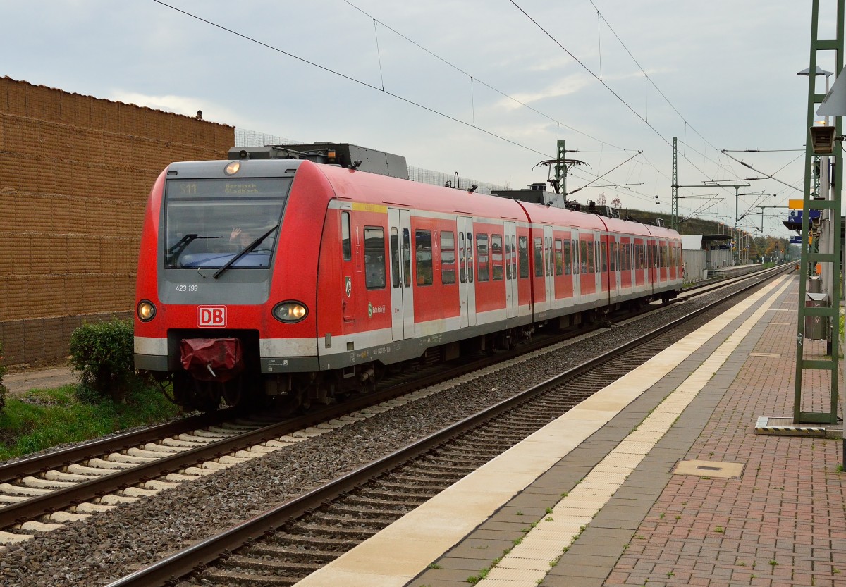 Als Halbzug kommt der 423 193  auf der S11 durch Allerheiligen gefahren.
Besten Gru� an den Tf zur�ck....mit dem Finger am Ausl�ser l�sst es sich schlecht zur�ckgr��en. 25.10.2013