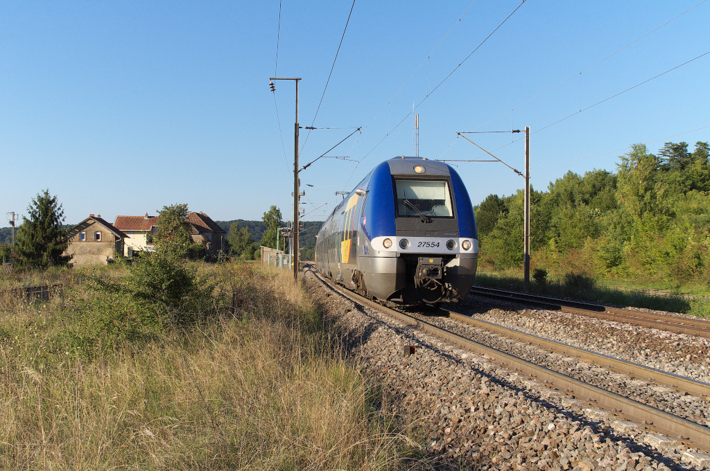 Als hier die Eisenbahnlinien gebaut wurden, da gehrte dieser Teil von Lothringen zum Deutschen Kaiserreich.
Zwischen 1880 und 1917 wurden die Bahnlinien um Hombourg-Budange fertig gestellt.
Homburg-Bidingen war einst ein wichtiger Bahnknoten.
Der Bahnhof, der gut 3 Kilometer auerhalb der Ortsteile liegt war (ist) Durchgangsbahnhof (bergang) der Bahnstrecken Thionville - Anzeling (weiter nach Bouzonville und Vlklingen) und der Strecke Merzig - Waldwisse - Hombourg-Budange - Bettelainville (Bettsdorf) mit Anbindung nach Metz.
Viele Bahnen hatten strategischen Ursprung oder dien(t)en dem Montanverkehr.

Die Strecke von Merzig aus wurde nach dem 2. Weltkrieg abgebaut (Zerstrung der Saarbrcke bei Mechern).
In Frankreich gab es zwischen Waldwisse und Bettelaineville noch Zugverkehr bis 1948.

Ein Teil der Strecke liegt noch von Hombourg-Budange ber Bettelaineville nach Vigy in Richtung Metz, dort gibt es eine Museumseisenbahn.

http://www.alemftrain.fr/


Der einzige Personenzug am Abend hat gerade den Bahnhof Hombourg-Budange in Richtung Bouzonville verlassen.
AGC Z27553 beschleunigt und wird gleich in einen Tunnel einfahren.

Ligne 177 000 Thionville - Anzeling - 05.09.2013